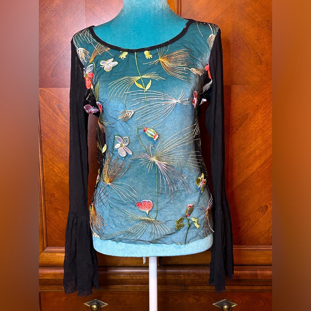 2000s hand embroidered flower butterfly 🌸🦋mesh top with bell sleeves